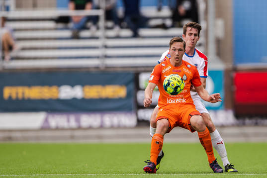 AFC Eskilstunas Gustav Jarl och Helsingborgs Adam Eriksson