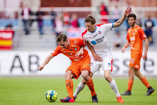 AFC Eskilstunas Gustav Jarl och Helsingborgs Andri Bjarnason