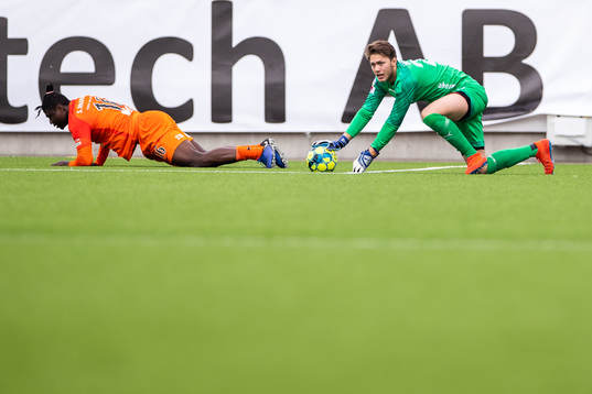 Helsingborgs målvakt Kalle Joelsson och AFC Eskilstunas