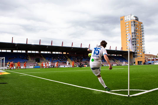 Helsingborgs Johan Persson med en hörna