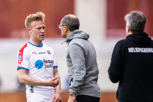 Helsingborgs Andreas Landgren i samtal med tränare Per-Ola