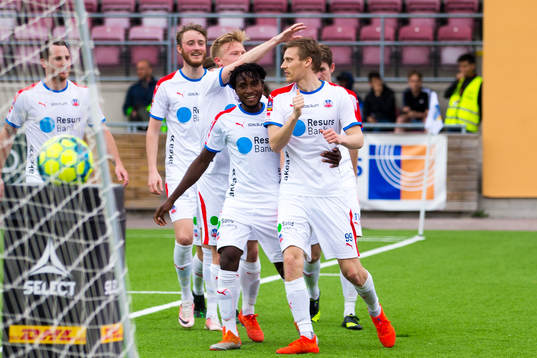 Helsingborgs Andri Bjarnason jublar med Mamudu Moro och