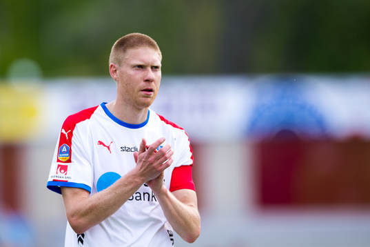 Helsingborgs Markus Holgersson applåderar publiken