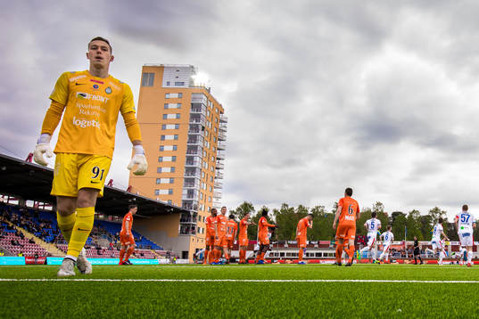 AFC Eskilstunas målvakt Ihor Levchenko deppar