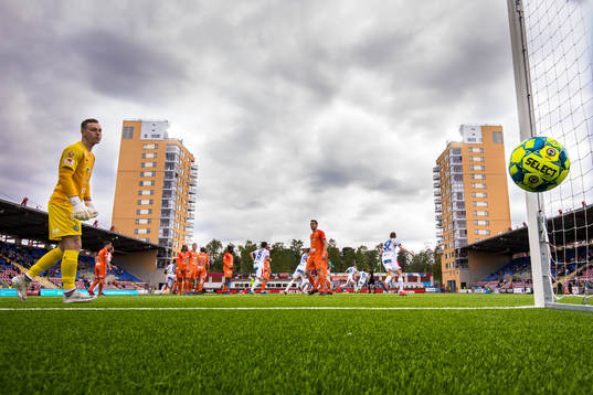AFC Eskilstunas målvakt Ihor Levchenko deppar