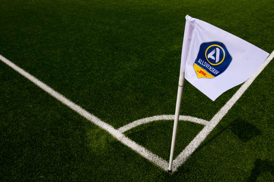 En flagga med Allsvenskans logotyp på konstgräset på