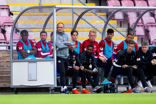 Helsingborgs tränare Per-Ola Ljung (v) med spelare deppar