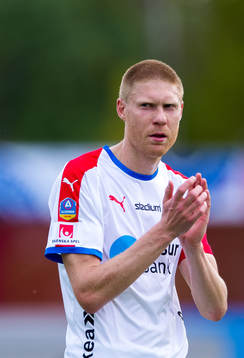 Helsingborgs Markus Holgersson applåderar publiken