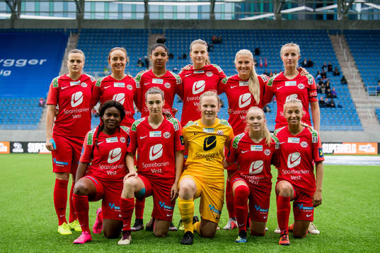 Milica Mijatovic (2nd row), Andrea Wilmann, Lais Araujo,