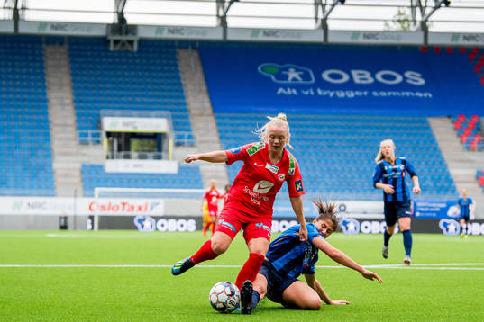 Andrine Mo of Arna-Bjørnar and Silje Bjørneboe of Stabæk