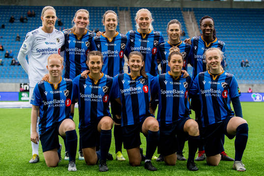 Goalkeeper Ingrid Hjelmseth (2nd row), Louise Normann,