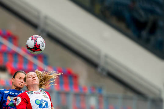Sherida Spitse of Vålerenga and Linn Huseby of Lyn