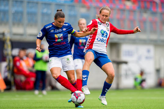 Sherida Spitse of Vålerenga and Camilla Linberg of Lyn