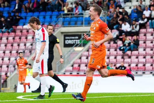 AFC Eskilstunas Gustav Jarl jublar