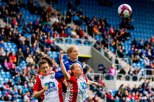 Trine Skjelstad Jensen of Lyn, Natasha Dowie of Vålerenga