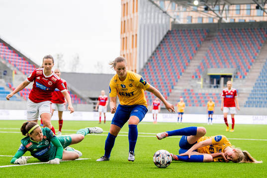Goalkeeper Lene Lauve of Fart, Julie Adserø of