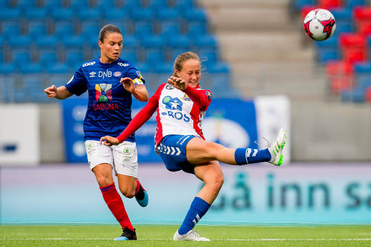 Sherida Spitse of Vålerenga and Camilla Linberg of Lyn