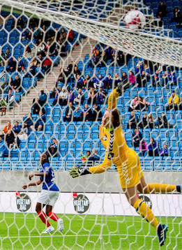 Ajara Njoya of Vålerenga shoots wide past goalkeeper Karen