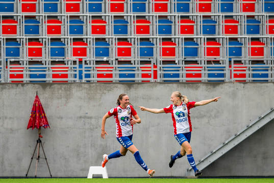 Runa Lillegård of Lyn celebrates with teammate Vilde Hasund