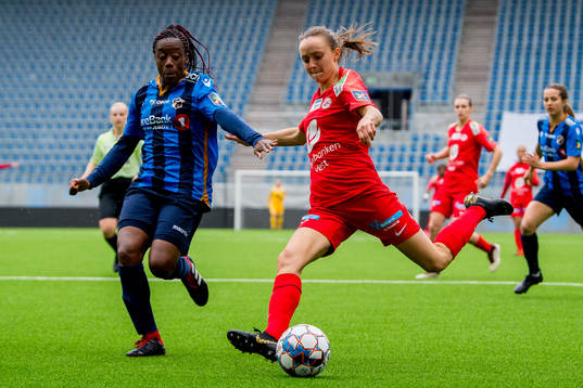 Tiffany Cameron of Stabæk and Andrea Wilmann of