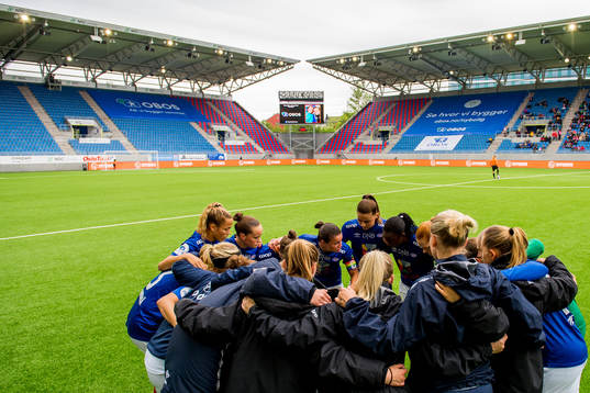 Sherida Spitse of Vålerenga gathers her teammates in a