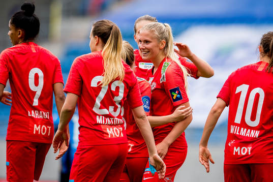 Emilie Nautnes of Arna-Bjørnar celebrates with teammates