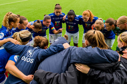 Sherida Spitse of Vålerenga gathers her teammates in a