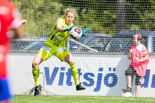 Piteås målvakt Cajsa Andersson gör räddning