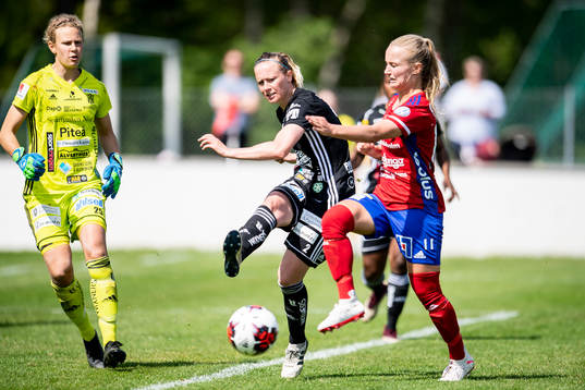 Piteås Lena Blomkvist rensar framför målvakt Cajsa