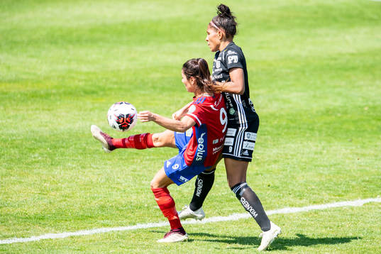 Vittsjös Lisa Klinga rensar framför Piteås Madelen Janogy