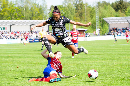 Vittsjös Johanna Andersson slår undan bollen på Piteås