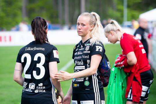Piteås June Pedersen och Linnea Selberg deppar