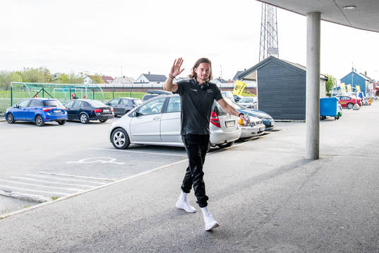 Amor Yonas Layouni of Bodø/Glimt arrives