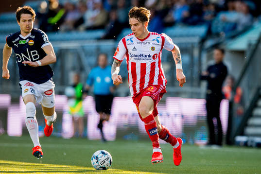 Lars Vilsvik of Strømsgodset and Robert Taylor of Tromsø