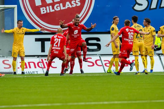 Bismar Gilberto Acosta Evans of Brann celebrates