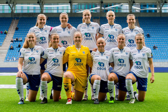 Players of Kolbotn line up for a team photo