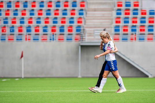 Sigrid Hansen of Kolbotn leaves the pitch with an injury