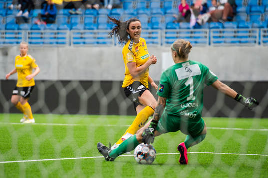 Ingrid Engen of LSK kvinner scores 0-2 behind Nora Gjøen