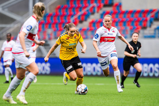 Guro Reiten of LSK kvinner and Lisa Naalsund of Sandviken