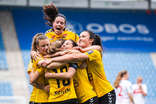 Guro Reiten of LSK kvinner celebrate with teammates