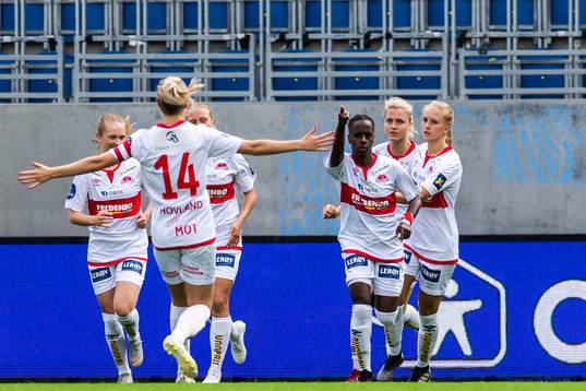 Kennya Cordner of Sandviken celebrate with teammates