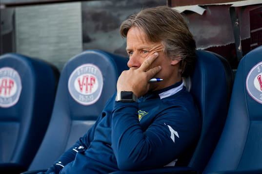 Geir Nordby, head coach of Røa, looks dejected