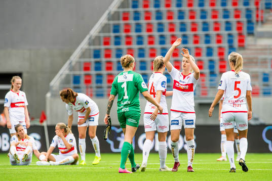 Goalkeeper Nora Gjøen and Ingrid Marie Spord of Sandviken