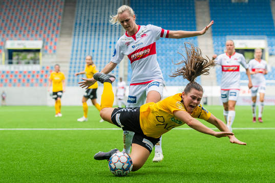 Stine Hovland of Sandviken and Emilie Haavi of LSK kvinner