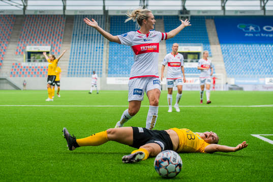 Stine Hovland of Sandviken and Emilie Haavi of LSK kvinner