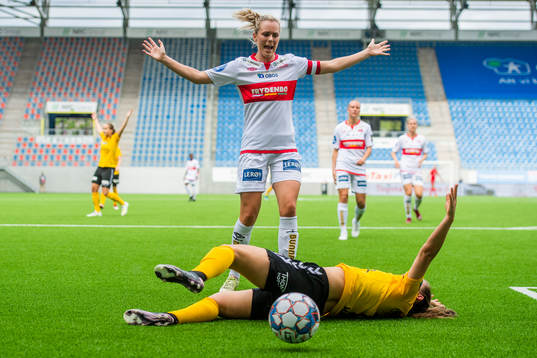 Stine Hovland of Sandviken and Emilie Haavi of LSK kvinner