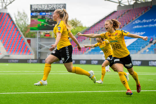 Therese Sessy Åsland of LSK kvinner celebrates with