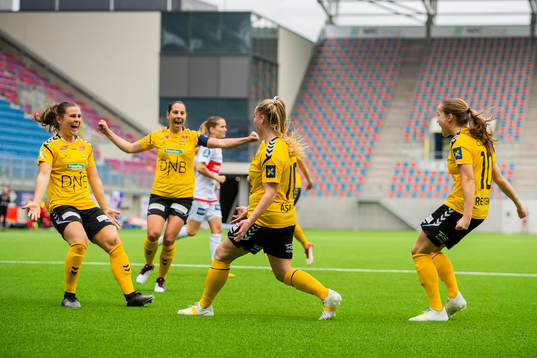 Therese Sessy Åsland of LSK kvinner celebrates with Emilie