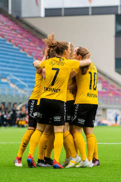 Therese Sessy Åsland of LSK kvinner celebrates with her