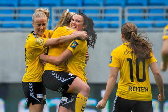 Ingrid Engen of LSK kvinner celebrates with her teammates